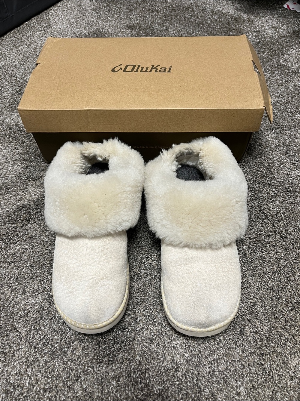 OluKai Ku'i Genuine Shearling Slippers - Women's 6 - Puka Cream w/ Box